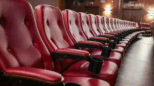 Rote Sessel stehen in einem Kinosaal