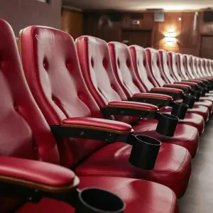 Rote Sessel stehen in einem Kinosaal