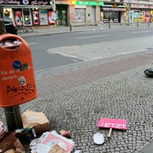 Überfüllter Mülleimer nach einer Demonstration in Berlin