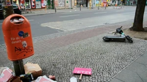 Überfüllter Mülleimer nach einer Demonstration in Berlin