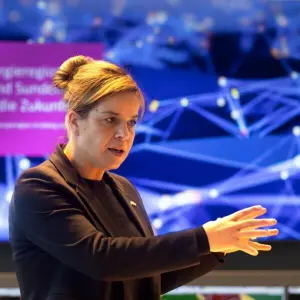 NRW-Energieministerin besucht Netzleitstelle von Westnetz