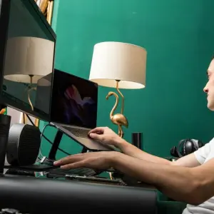 Ein Mann arbeitet am PC