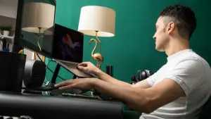 Ein Mann arbeitet am PC