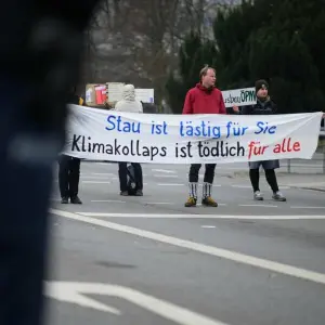 Straßenblockade von Klimaaktivisten in Dresden