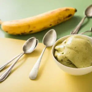 Bananen neben Matcha-«Nice Cream»