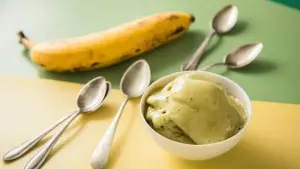 Bananen neben Matcha-«Nice Cream»