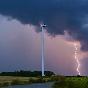 Gewitter nahe eines Windrades