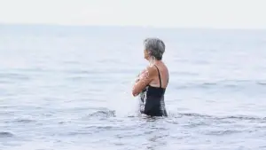 Ein ältere Frau badet in der Ostsee