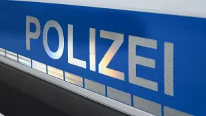 Der Polizei-Schriftzug auf einem Einsatzwagen.