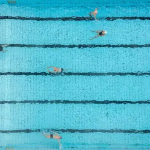 Freibadsaison bis Dezember- Schwimmen in kühler Herbstluft