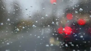 Regen auf einer Windschutzscheibe