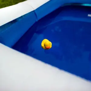 Eine gelbe Plastik-Ente schwimmt in einem Pool