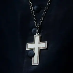 Kreuz an Halskette