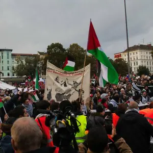 Nahostkonflikt - Pro-Palästinensische Demo in Berlin Kreuzberg