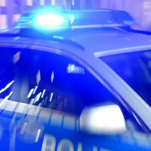 Polizeiwagen mit eingeschaltetem Blaulicht