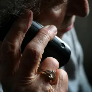 Ältere Frau telefoniert - Schockanrufe nehmen zu