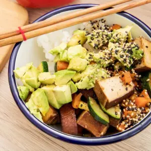 Bowl mit Tofu und Avocado