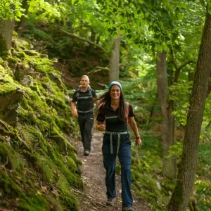 Wanderer auf dem Urwaldsteig am Edersee