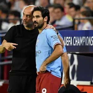 Pep Guardiola (l) und Ilkay Gündogan