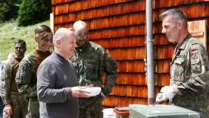 Bundeskanzler Scholz besucht Gebirgsjägerbrigade