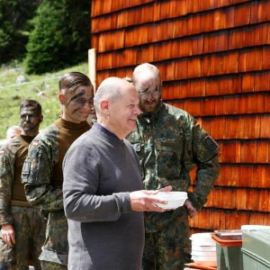 Bundeskanzler Scholz besucht Gebirgsjägerbrigade