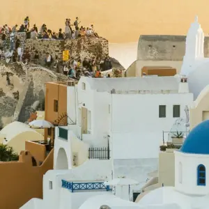 Touristen auf Santorin bei Sonnenuntergang