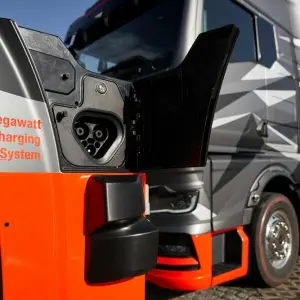 Elektro-Lastwagen und Megawatt-Ladesäule