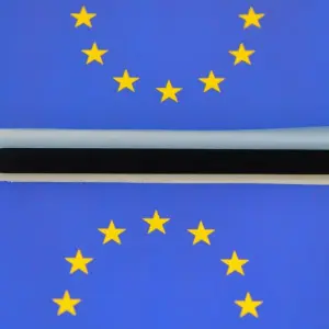 Europa-Fähnchen liegen auf einer Wahlurne