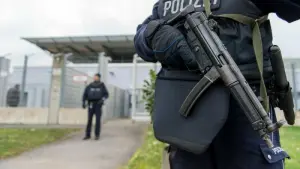 Polizisten sichern Prozessgebäude des Oberlandesgerichts