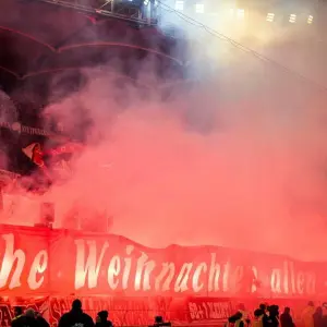Stuttgart-Fans zünden Pyrotechnik