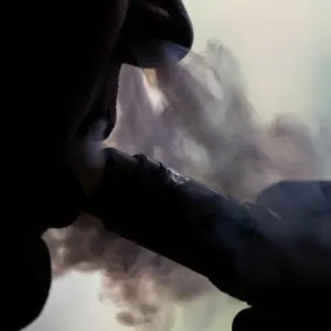Ein Mann zieht an einer E-Zigarette
