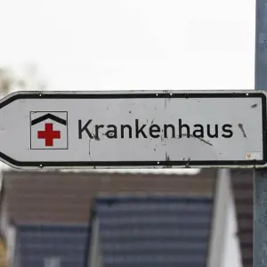 Hinweisschild mit der Aufschrift «Krankenhaus»