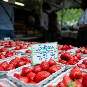 Marktstand mit Erdbeeren in München