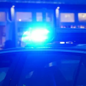 Ein Streifenwagen der Polizei mit eingeschaltetem Blaulicht