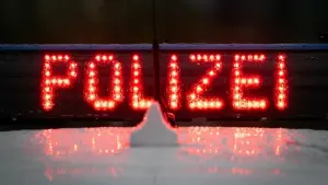 Leuchtender Polizeischriftzug.