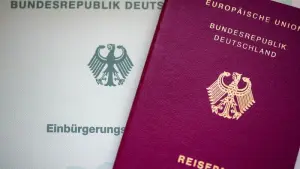 Einbürgerungsurkunde und Reisepass