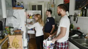 Eine Studenten-WG räumt den Kühlschrank ein