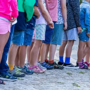 Kinder stehen auf dem Schulhof einer Grundschule