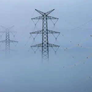 Strommast im Nebel