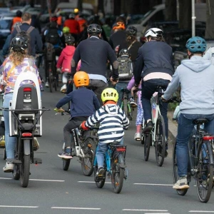 Erwachsene und Kinder auf Fahrrädern in Frankfurt.