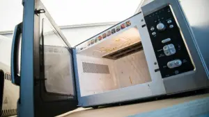 Putz-Hack: Mikrowelle mit Essig reinigen