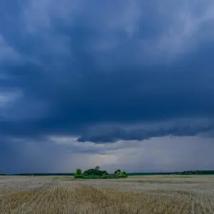 Gewitter ziehen über die Landschaft