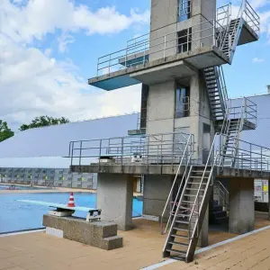 Tribüne im Sommerbad Olympiastadion verhüllt