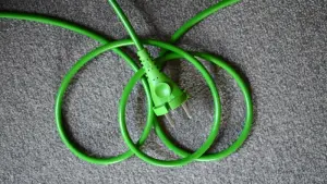Grünes Kabel und grüner Netzstecker