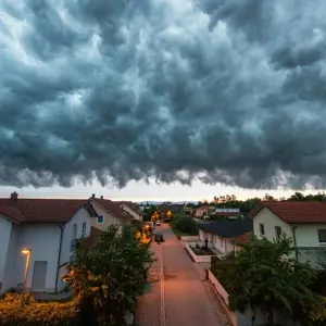 Ein Sturm über einem Wohngebiet