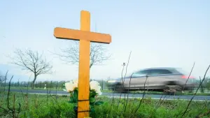 Kreuz zum Gedenken an Opfer eines Verkehrsunfalls