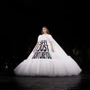 Spektakuläre Mode von Viktor & Rolf in Münchner Ausstellung