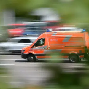 Ein Rettungswagen fährt zu einem Einsatz