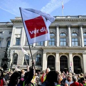 Kundgebung streikender Kita-Erzieherinnen und Erzieher