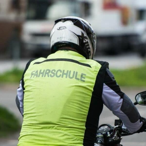 Kein Funk zum Fahrschulmotorrad: Sorgfaltspflicht verletzt?